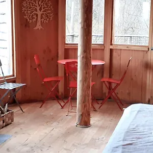 cabanes-et-yourtes-de-la-vallee-de-lance.hotels-rhonealpes.com/